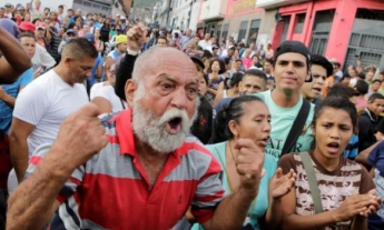 В Венесуэле голодные люди грабят продуктовые магазины, полиция арестовала 400 человек