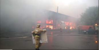 В Подмосковном Фрязино горит более 3 тыс. кв. м мебельного цеха, при тушении пропали двое пожарных