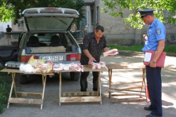 Мясо с роем зеленых мух продавали прямо с машины (фото)