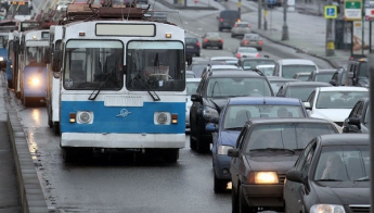 В РФ пьяный мужчина угнал троллейбус и через три метра врезался в автобус