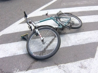 Велосипедист попал под колеса автомобиля