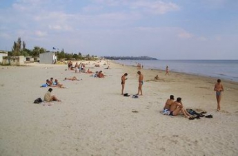 В Крыму признали, что курортный сезон сорван, а на пляжах горы мусора