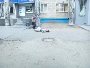 Посреди проспекта мужчина лежал в луже крови (фото)