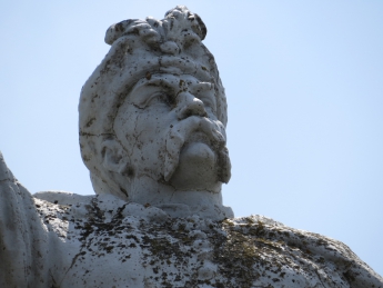 Памятник Богдану Хмельницкому покрылся мхом (фото)