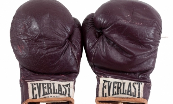 Перчатки Мохаммеда Али, в которых он проиграл бой, выставлены на аукцион
