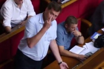 Нардеп со средним пальцем; экс-президент, моющий ковер, - пятерка дуростей украинской политики (видео)