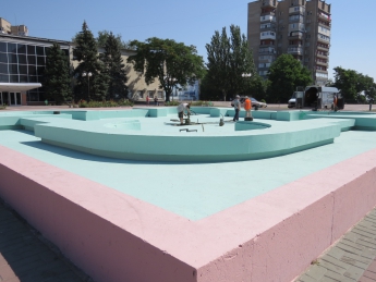 Центральный фонтан после покраски возобновит работу (фото)