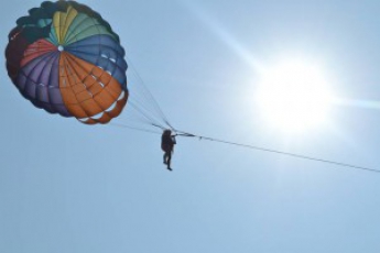 В Кирилловке женщина неудачно прокатилась на парашюте