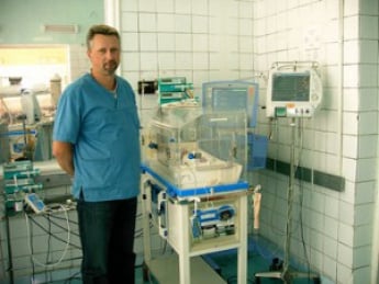 Запорожскому врачу, спасающему детские жизни, требуется помощь
