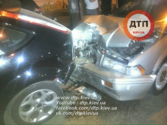 В Киеве пьяный водитель разбил пять авто