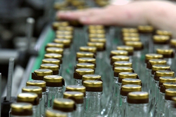 Налоговики «накрыли» подпольный цех по производству алкоголя