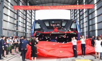 В Китае прошли испытания автобуса-тоннеля (фото, видео)