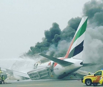 Аэропорт Дубая отложил все вылеты из-за загоревшегося "Боинга" (видео)