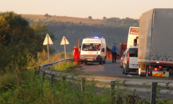 В Ивано-Франковской обл. рейсовый автобус столкнулся с опорой моста, пострадали девять человек (фото, видео)