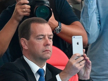 Петиция за отставку Д.Медведева набрала почти 160 тыс. голосов