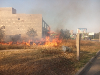 В Мелитополе полыхает пожар рядом с двумя автозаправками (фото, видео)