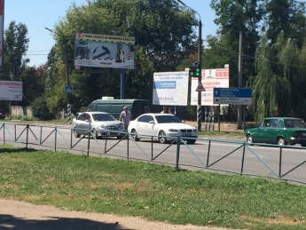 Две иномарки столкнулись на светофоре (фото)
