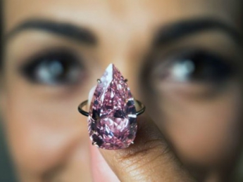 Редкий розовый бриллиант продали на аукционе в Женеве за 31,5 млн долл.