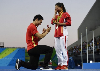 Китайский спортсмен сделал предложение девушке, когда ту награждали медалью на Олимпиаде (фото)