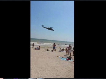 Вертолет проверил отдыхающих на пляже на стрессоустойчивость, пролетев над их головами (видео)