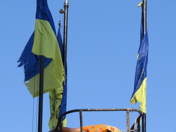 Коммунальщики «выкрасили» флаги Украины в черный цвет (фото)