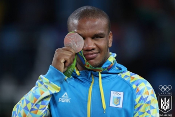 Запорожский борец, проигравший россиянину, купил себя "золотую" медаль (фото)