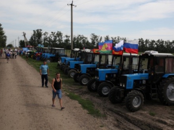 Полиция РФ заблокировала кубанских фермеров, которые ехали к В.Путину на тракторах