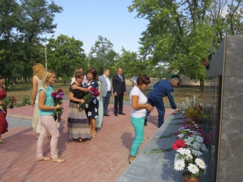 Родственники погибшего экипажа Ил-76 вместе с чиновниками возложили цветы к мемориалу (фоторепортаж)