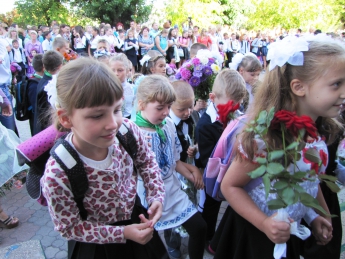 Учеников одной из школ поздравляли с двойным праздником (фото)