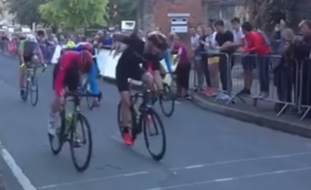 Празднуя победу на финише, велогонщик стал вторым (видео)