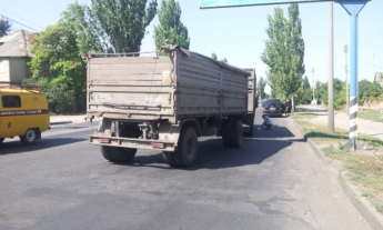 Донецкий зерновоз протаранил иномарку (фото)