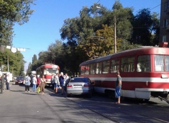 В центре Запорожья трамвай протаранил Ланос (ФОТО)