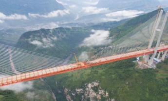 В Китае построили самый высокий подвесной мост в мире (фото, видео)