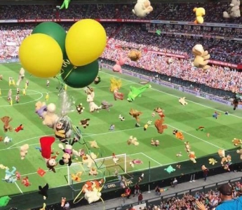 Голландские фанаты забросали игрушками детей, пришедших поддержать команду соперника