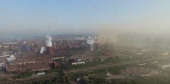 Впечатляющие кадры. Промышленные выбросы в Запорожье показали с высоты птичьего полета (видео)