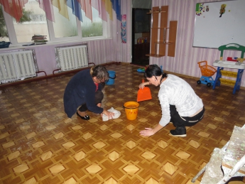 В детском саду Рябинушка потоп – люди с зонтиками ходят в помещении (видео)