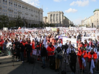 В Варшаве медики провели акцию протеста, требуя повышения зарплат