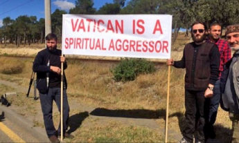 В Грузии Папу Римского встретили акцией с лозунгом "Ватикан - религиозный агрессор"