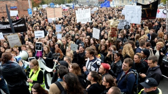 В Польше прошли многотысячные митинги против ужесточения законодательства относительно абортов (видео)