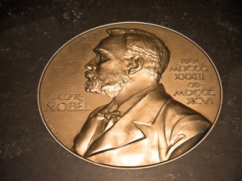 Нобелевскую премию по химии присудили трем исследователям