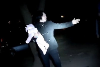 В Запорожье девушка с маленьким ребенком на руках устроила уличную драку (видео, фото)