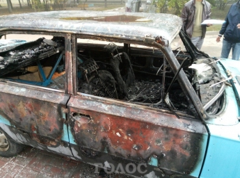 В спальном районе Запорожья сожгли "Жигули" (ФОТО)