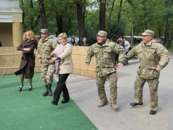 Как заместитель мэра пляски с волонтерами и бойцами ВСУ в парке устроили (фото)
