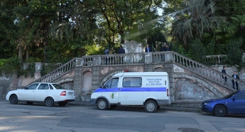 В самопровозглашенной Абхазии неизвестный взорвал бомбу на территории местной телекомпании (видео)