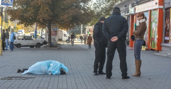 В центре города из-за безразличия умер пенсионер (фото)