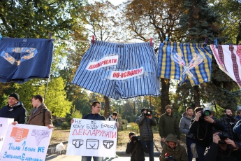 Активисты в Киеве развесили трусы политиков
