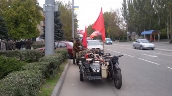 По Мелитополю проехали ретро-мотоциклы с красными флагами (фото)