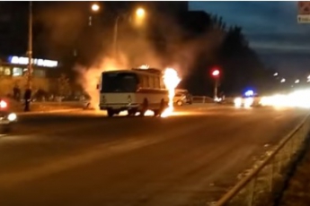 Загорелся автобус с пассажирами. Опубликовано видео