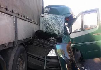 В Днепре маршрутка столкнулась с грузовиком: пострадали 11 человек