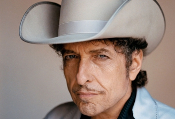 Американский музыкант Боб Дилан принял Нобелевскую премию